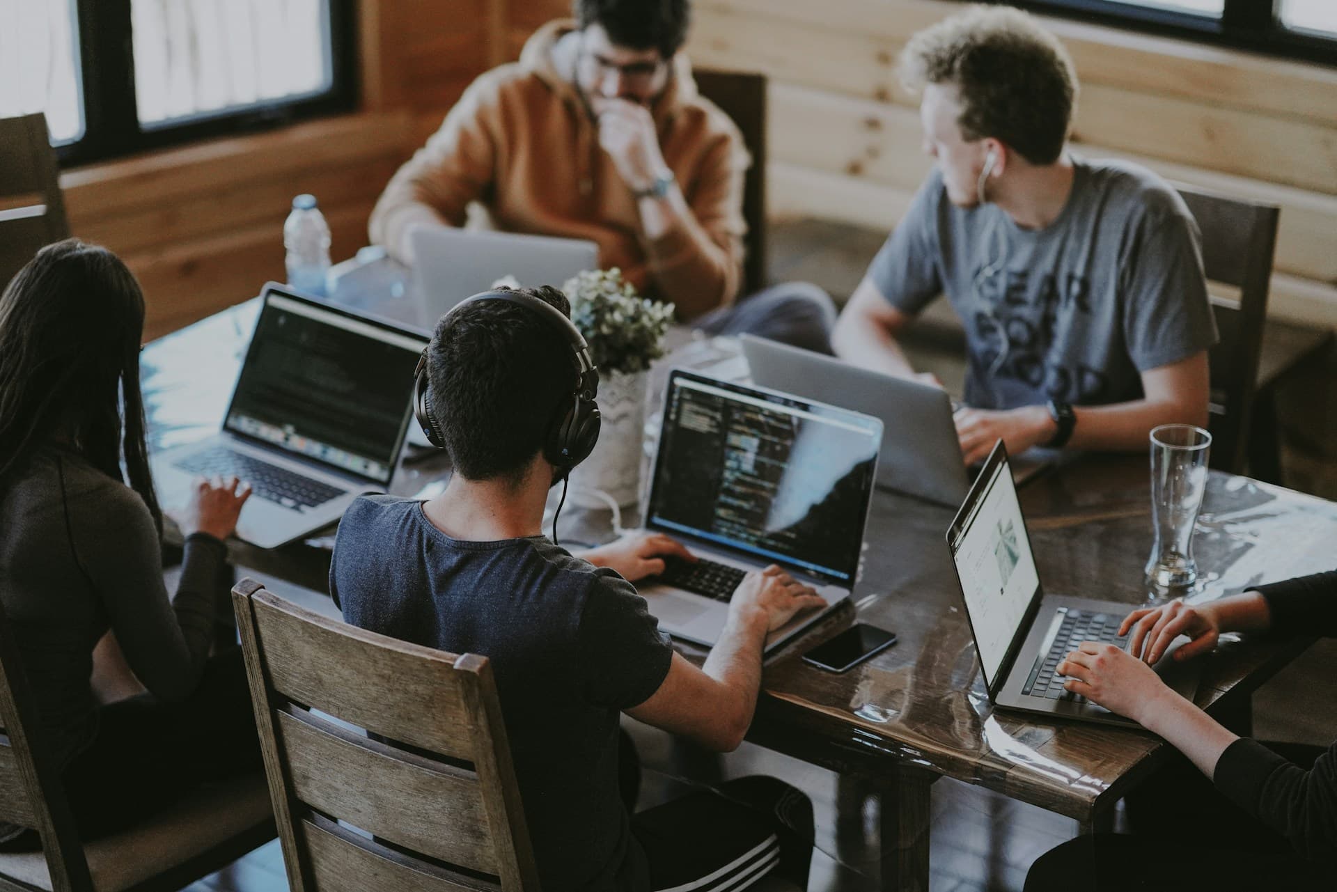 Profesionales jóvenes colaborando en un entorno laboral moderno